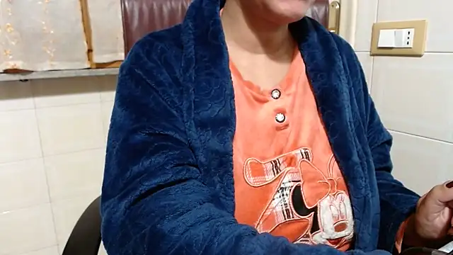 Foxlady2271 online show from December 2025 03:54:02 PM