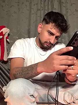 Snapshot of Aaron_hot2 chatting on December 2024 03:29:01 AM Aaron hot2 online show from December 2024 03:29:01 AM