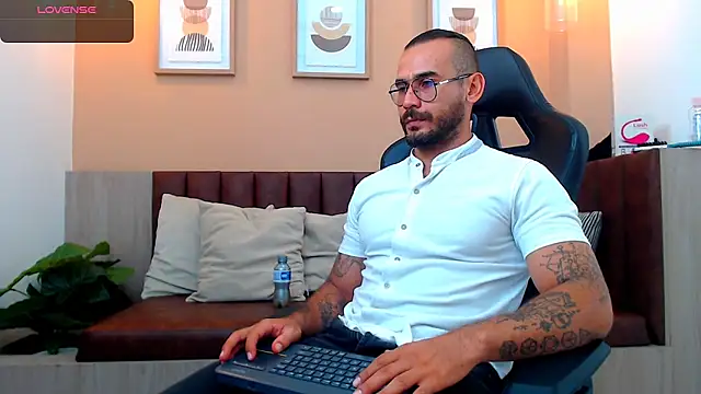 Snapshot of hanz_col chatting on December 2024 09:54:02 PM hanz col online show from December 2024 09:54:02 PM