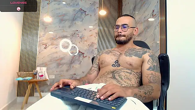 Snapshot of hanz_col chatting on December 2024 02:24:01 AM hanz col online show from December 2024 02:24:01 AM