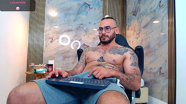 Snapshot of hanz_col chatting on January 2025 07:04:01 AM hanz col online show from January 2025 07:04:01 AM