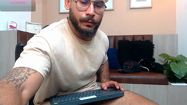 Snapshot of hanz_col chatting on March 2025 11:37:02 AM hanz col online show from March 2025 11:37:02 AM