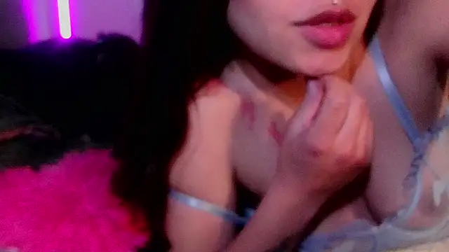 Snapshot of Emilyswan04 chatting on March 2025 09:21:01 PM Emilyswan04 online show from March 2025 09:21:01 PM