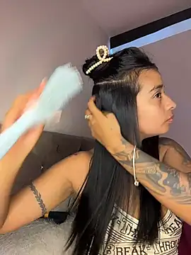 Laura fernandezII online show from December 2025 07:42:02 PM