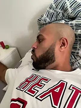 Snapshot of islandvybee55 chatting on January 2025 06:32:01 PM islandvybee55 online show from January 2025 06:32:01 PM