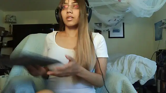 Snapshot of PolinaLoveX chatting on March 2025 04:22:02 PM PolinaLoveX online show from March 2025 04:22:02 PM