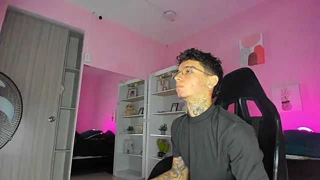 Ian Castillo  online show from October 2025 11:11:02 AM