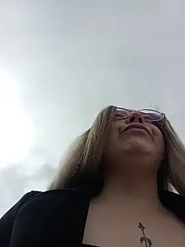 madelaine- online show from April 2026 07:15:02 PM