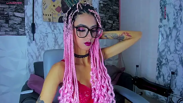 Snapshot of Queen_Cuarxxo chatting on April 2026 12:05:02 AM Queen Cuarxxo online show from April 2026 12:05:02 AM