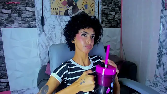 Snapshot of Queen_Cuarxxo chatting on May 2026 01:57:16 AM Queen Cuarxxo online show from May 2026 01:57:16 AM
