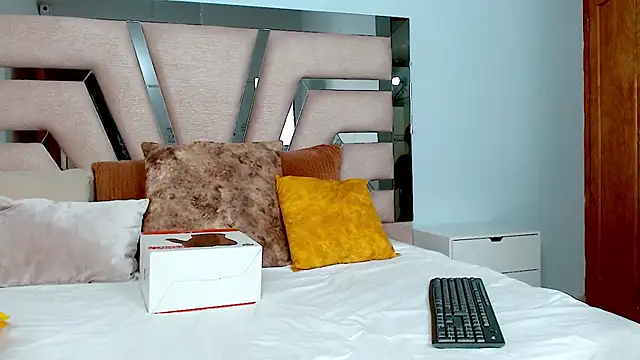 cintia hills online show from January 2025 04:04:02 AM