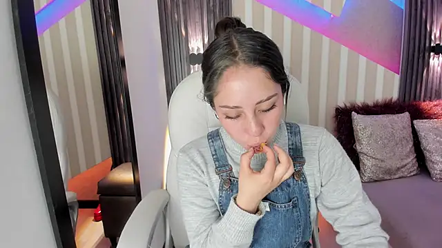 emily layton online show from September 2025 02:31:02 PM