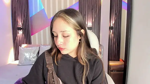 emily layton online show from October 2025 02:36:02 PM