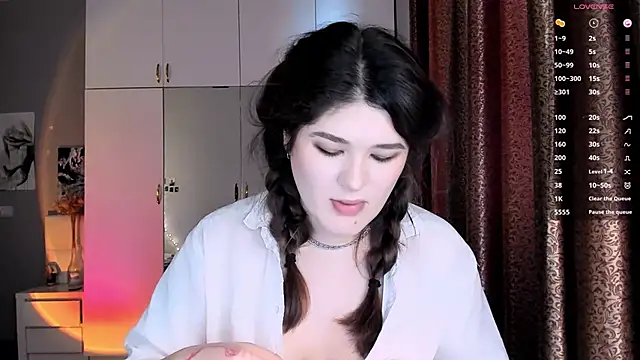 Snapshot of July_Slowdive chatting on March 2025 10:39:02 AM July Slowdive online show from March 2025 10:39:02 AM