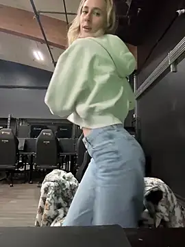 Snapshot of M1ssyk1ssy chatting on November 2025 09:14:02 PM M1ssyk1ssy online show from November 2025 09:14:02 PM