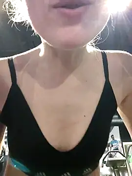 Snapshot of Loujoly_modele chatting on February 2025 03:53:01 PM Loujoly modele online show from February 2025 03:53:01 PM