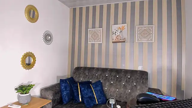 Keila Mendoza online show from April 2026 10:01:02 PM