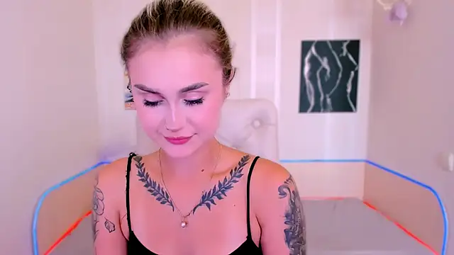 Snapshot of _Ravenaa chatting on September 2025 08:47:02 AM Ravenaa online show from September 2025 08:47:02 AM