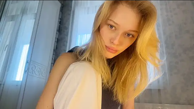 Snapshot of Evvie_Summn1 chatting on March 2025 04:04:01 AM Evvie Summn1 online show from March 2025 04:04:01 AM