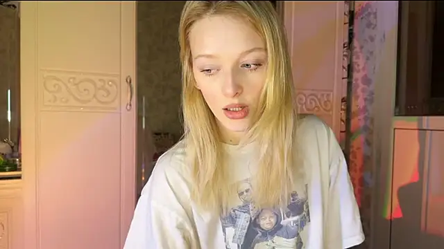 Snapshot of Evvie_Summn1 chatting on March 2025 03:27:01 PM Evvie Summn1 online show from March 2025 03:27:01 PM