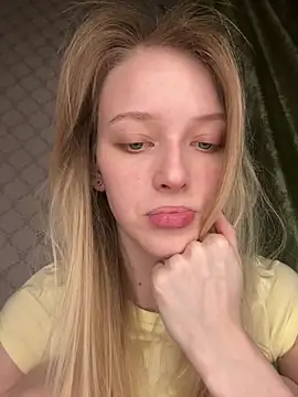 Snapshot of Evvie_Summn1 chatting on February 2026 02:37:02 PM Evvie Summn1 online show from February 2026 02:37:02 PM