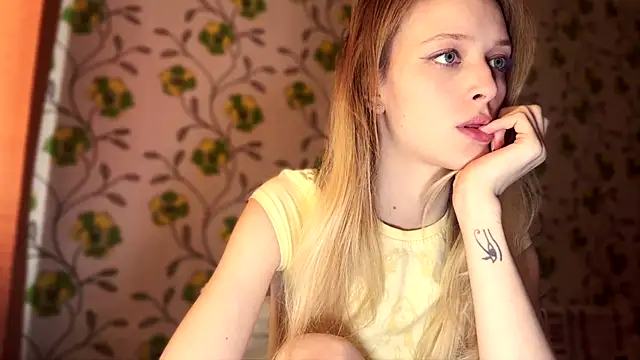 Snapshot of Evvie_Summn1 chatting on February 2026 05:17:01 AM Evvie Summn1 online show from February 2026 05:17:01 AM