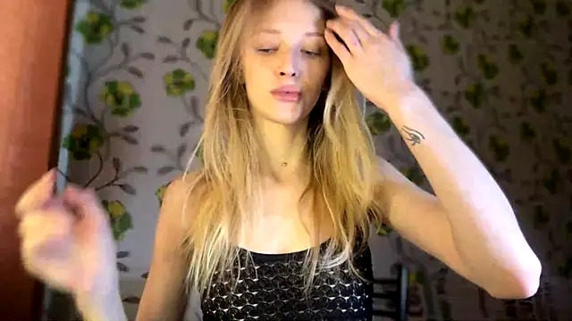 Snapshot of Evvie_Summn1 chatting on March 2026 05:42:01 AM Evvie Summn1 online show from March 2026 05:42:01 AM