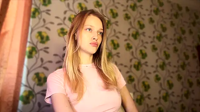 Snapshot of Evvie_Summn1 chatting on March 2026 09:35:01 AM Evvie Summn1 online show from March 2026 09:35:01 AM