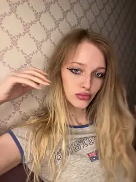 Snapshot of Evvie_Summn1 chatting on April 2026 02:15:01 PM Evvie Summn1 online show from April 2026 02:15:01 PM