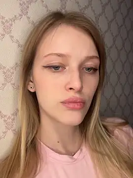 Snapshot of Evvie_Summn1 chatting on April 2026 04:18:01 PM Evvie Summn1 online show from April 2026 04:18:01 PM