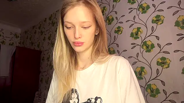 Snapshot of Evvie_Summn1 chatting on May 2026 06:08:01 AM Evvie Summn1 online show from May 2026 06:08:01 AM