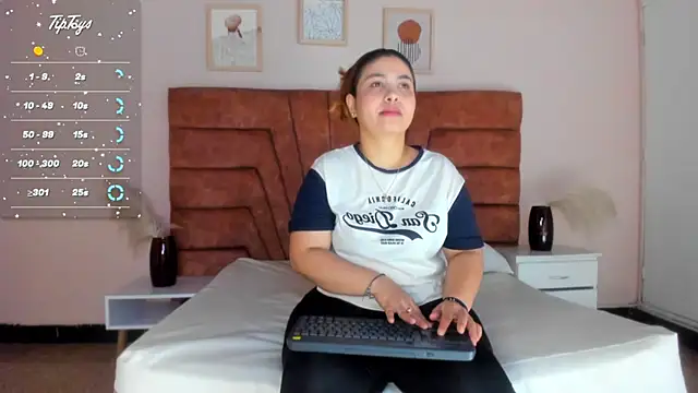 MAHIASMITH13 online show from March 2025 01:30:02 PM