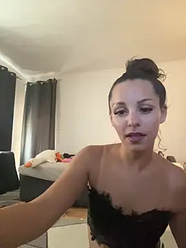 Snapshot of Chiara0102 chatting on July 2026 02:48:02 PM Chiara0102 online show from July 2026 02:48:02 PM