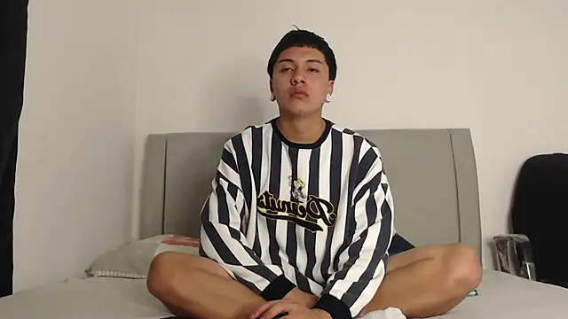 alex-lover online show from April 2026 07:39:01 PM