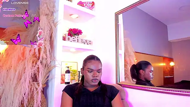 Snapshot of CamiEstrada chatting on February 2025 01:40:01 AM CamiEstrada online show from February 2025 01:40:01 AM