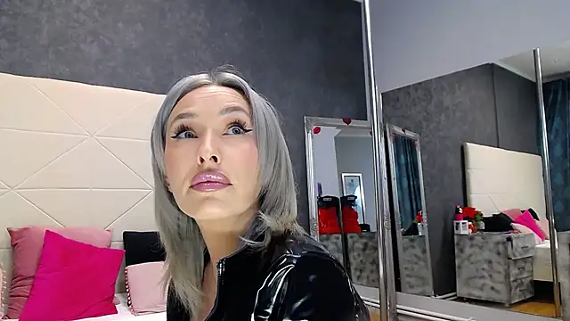 IssaSmith online show from March 2026 12:49:01 PM