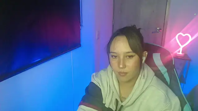 Snapshot of Skarlet_Adams28 chatting on April 2026 01:15:01 AM Skarlet Adams28 online show from April 2026 01:15:01 AM