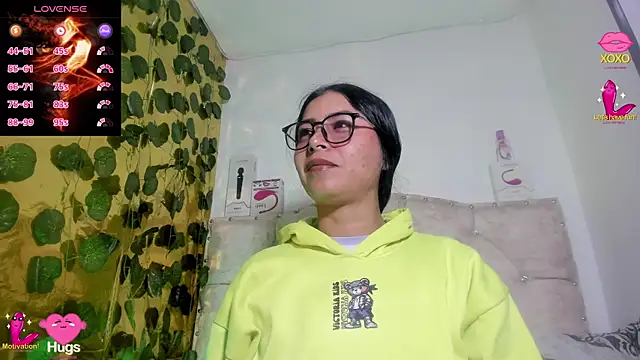 Snapshot of cristalconnorr chatting on October 2025 04:24:02 PM cristalconnorr online show from October 2025 04:24:02 PM