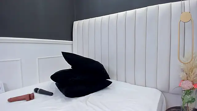 chloe zulay online show from March 2025 04:46:01 AM