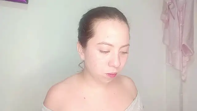 Snapshot of PetiteIvoryQueen19 chatting on May 2026 04:31:01 AM PetiteIvoryQueen19 online show from May 2026 04:31:01 AM