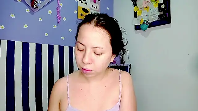 Snapshot of PetiteIvoryQueen19 chatting on June 2026 07:25:02 AM PetiteIvoryQueen19 online show from June 2026 07:25:02 AM