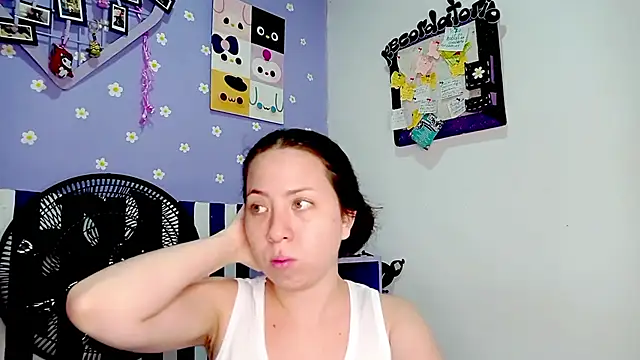 Snapshot of PetiteIvoryQueen19 chatting on June 2026 05:22:01 AM PetiteIvoryQueen19 online show from June 2026 05:22:01 AM