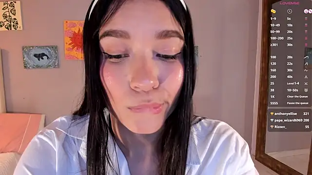 Maia W10 online show from April 2026 06:10:01 PM