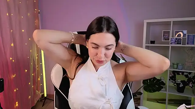 Snapshot of MelissaLovvv chatting on June 2026 04:13:02 AM MelissaLovvv online show from June 2026 04:13:02 AM