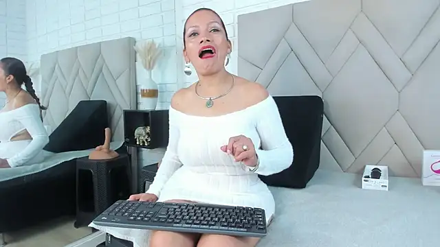 Kasandra Gomez online show from October 2025 12:50:01 PM