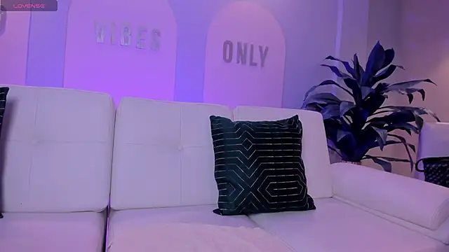 StacyWoods online show from April 2026 11:43:01 AM