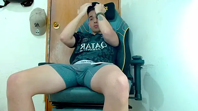 Danyer33 online show from April 2026 10:40:01 PM