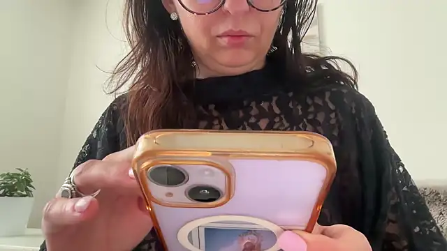 Snapshot of Serena_4you chatting on November 2025 03:22:01 PM Serena 4you online show from November 2025 03:22:01 PM