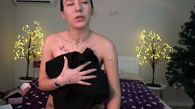 NikkiGoldSide online show from January 2025 01:01:01 PM