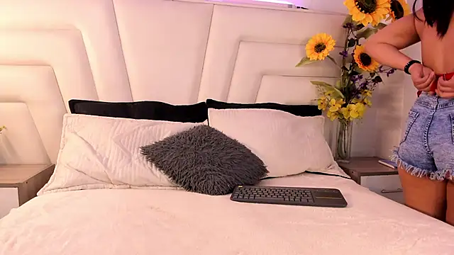 Nessa2905 online show from September 2025 02:37:01 AM